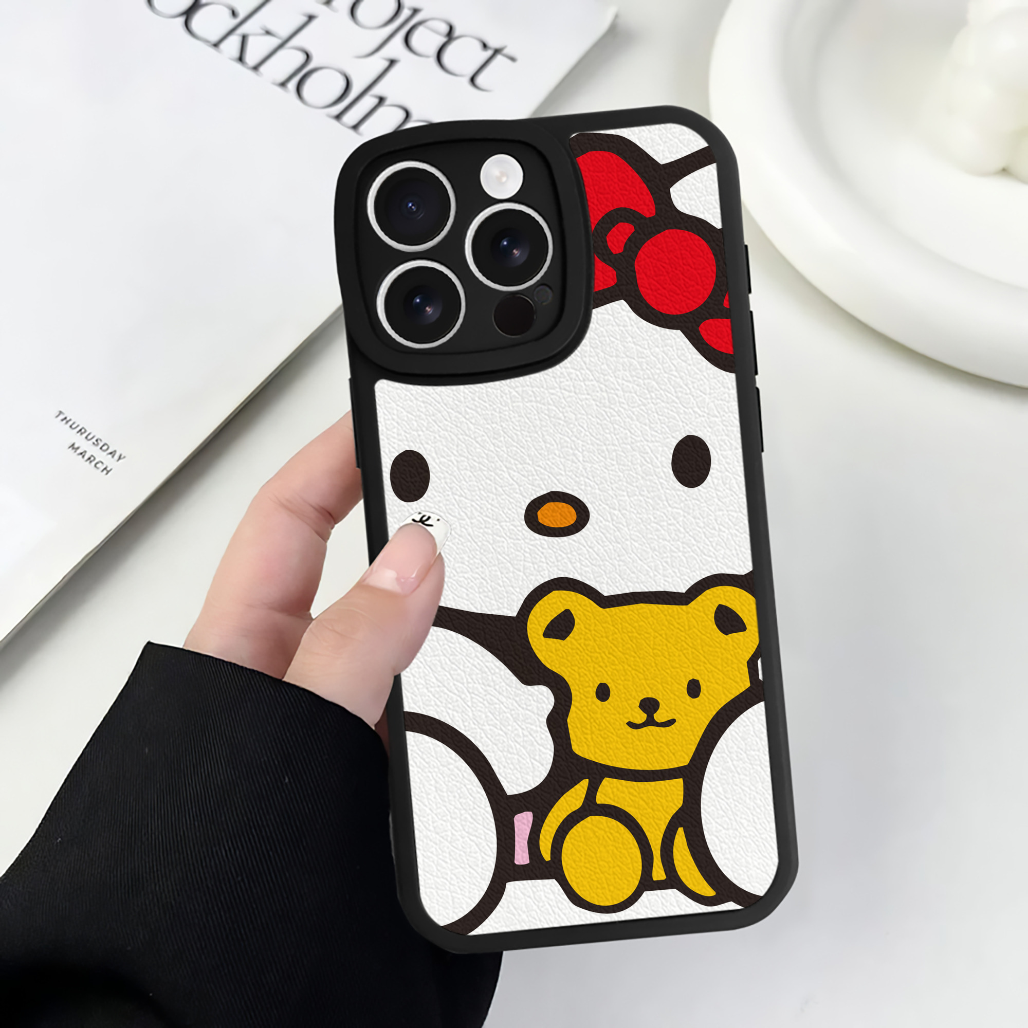 （画像用） Hello Kitty ハローキティ 【iPhone 16シリーズ対応】シリコンスマホケース（レザー調） 材質：シリコン